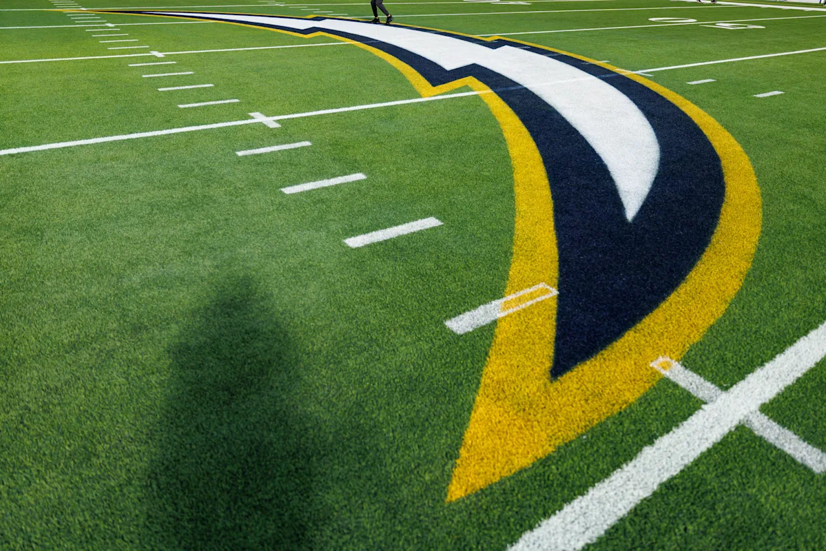 Los Chargers contratan a Chris O’Leary como próximo coordinador defensivo, trayendolo de regreso después de su paso por Western Michigan