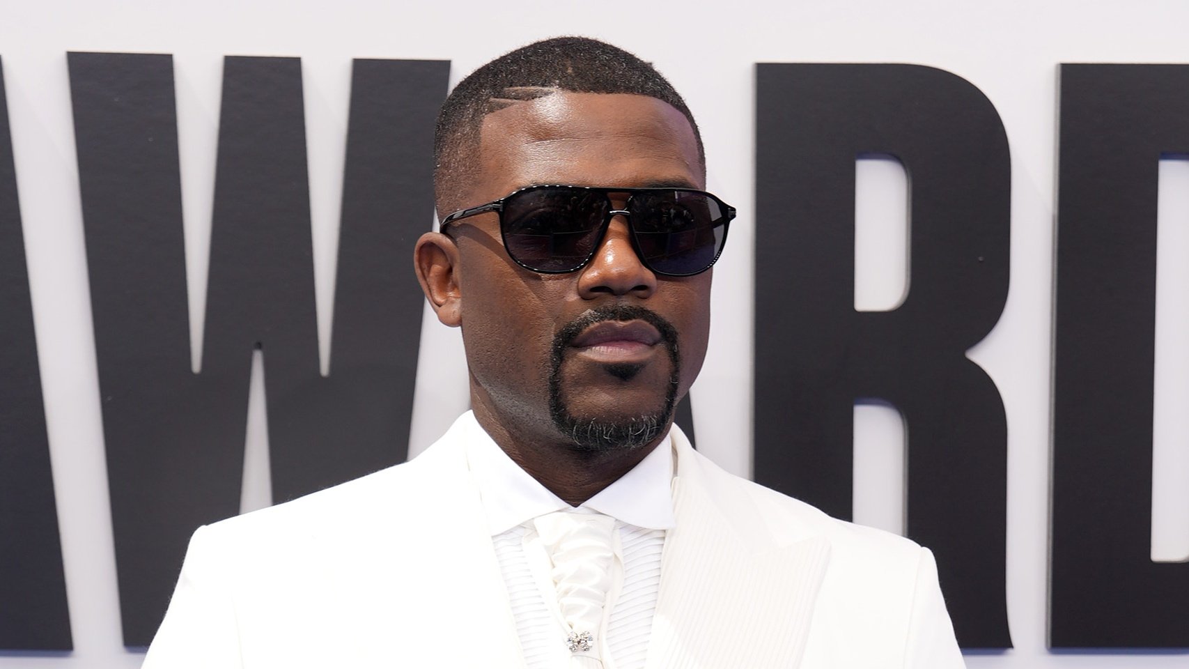 La policía responde a una llamada de violencia doméstica en la casa de Singer