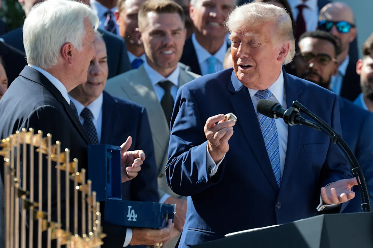 Los Dodgers entregan al presidente Trump un anillo de Serie Mundial durante su regreso a la Casa Blanca