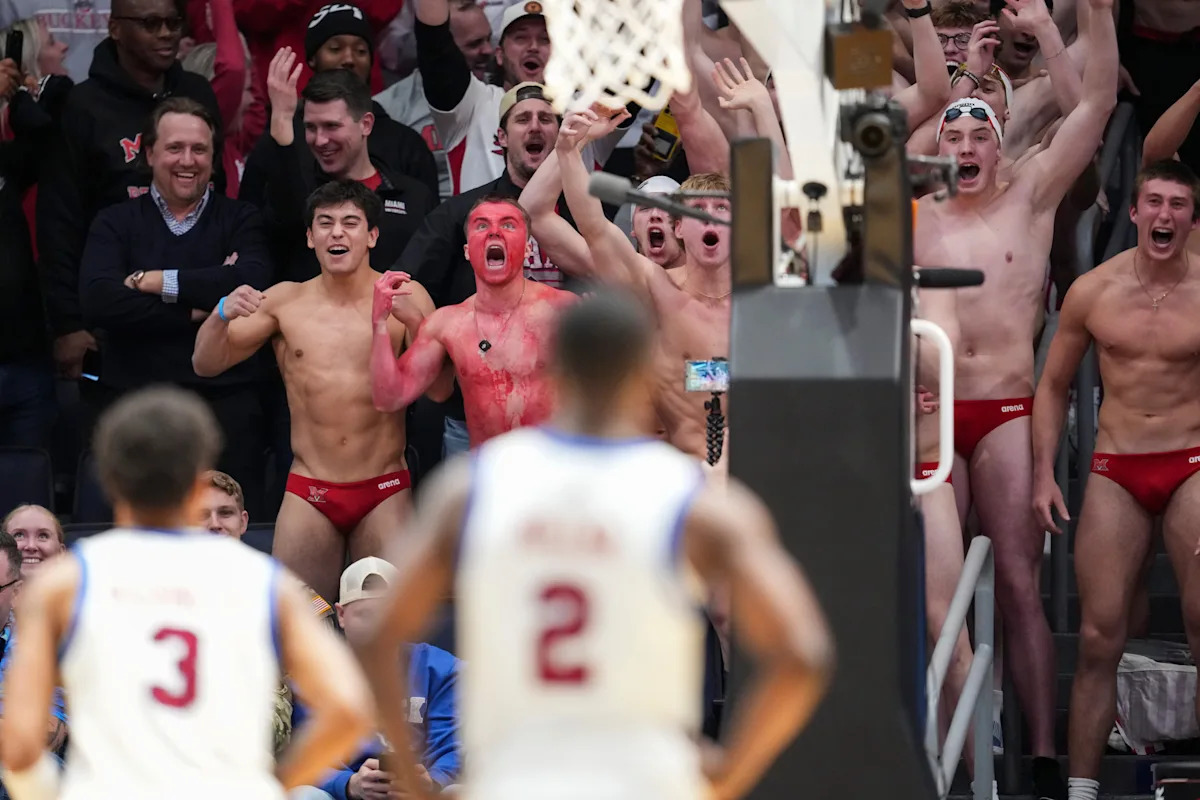 Según los informes, los nadadores de Miami (Ohio) vestidos con speedo que se volvieron virales durante los Primeros Cuatro fueron escoltados fuera de la derrota en la primera ronda del torneo de la NCAA ante Tennessee.