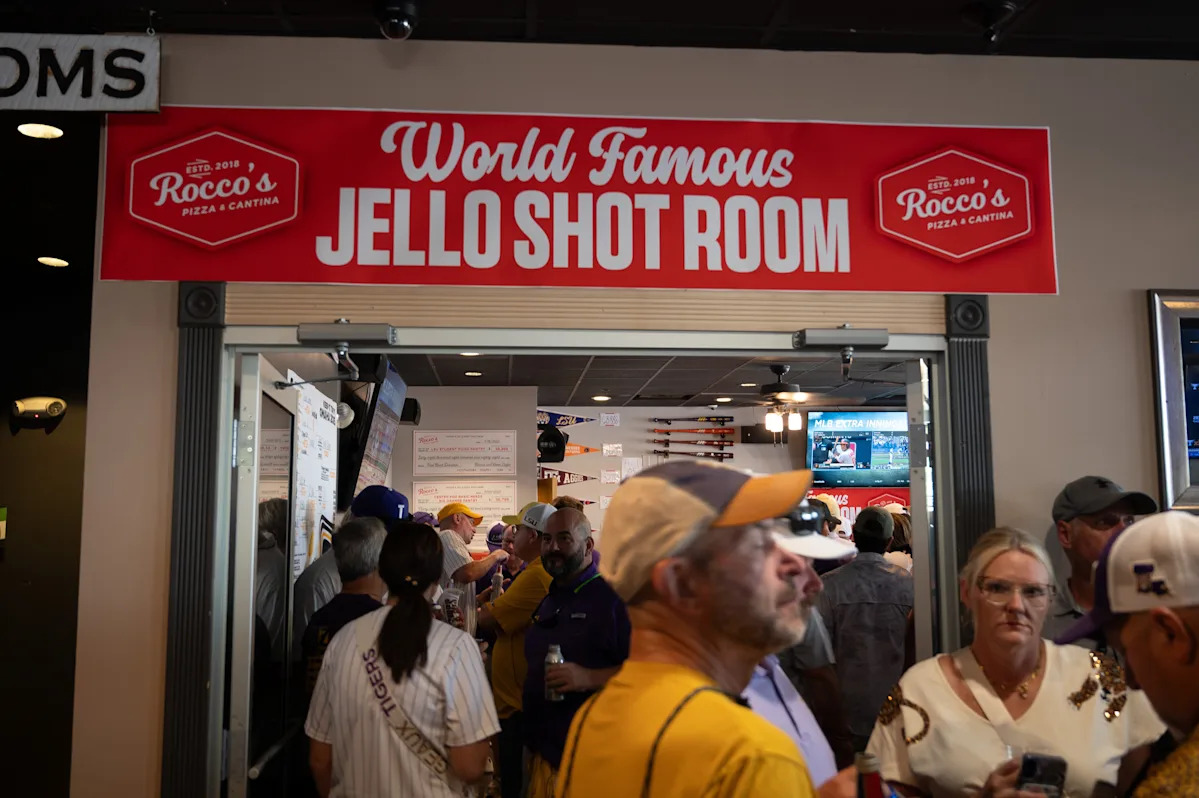 Serie mundial universitaria masculina: Ole Miss lidera el Jello Shot Challenge de Rocco al comienzo de Omaha