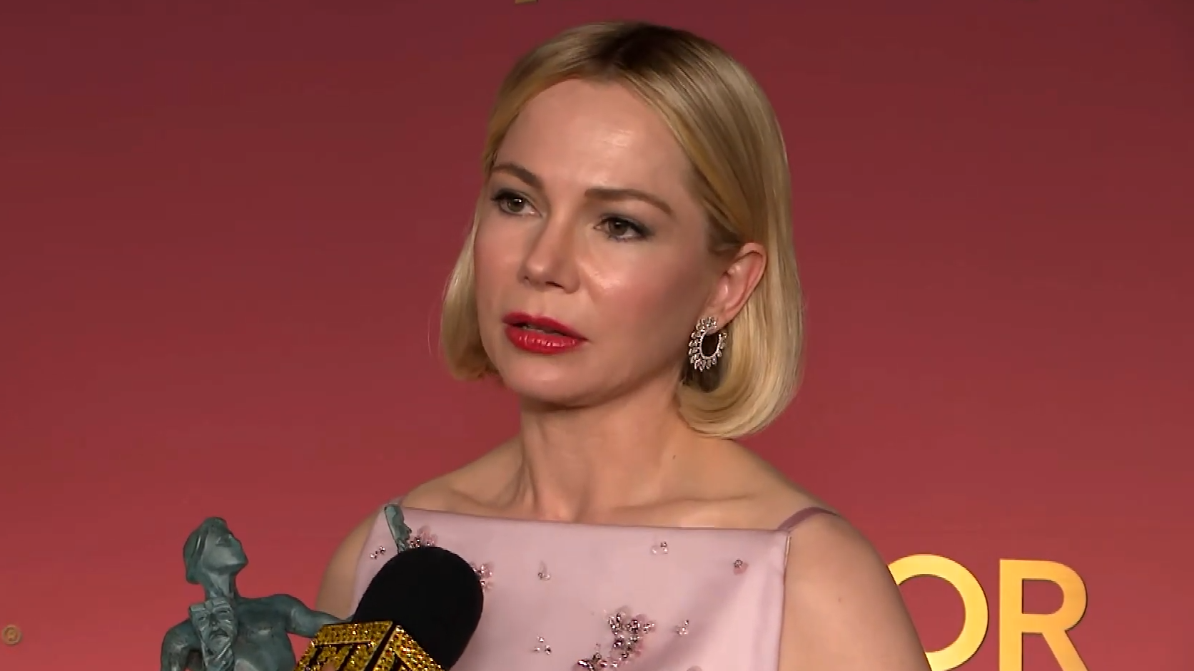 Michelle Williams rinde homenaje a James Van Der Beek