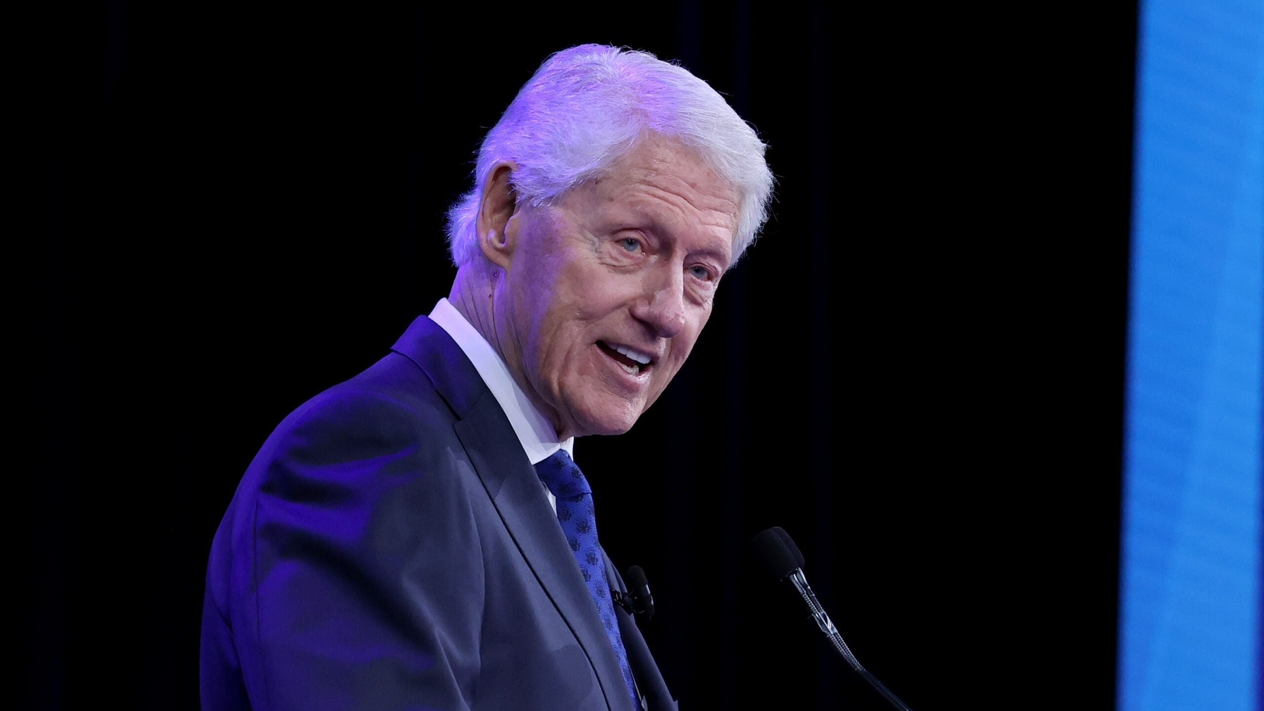Bill Clinton sonríe y se ríe de la foto durante el testimonio de Epstein