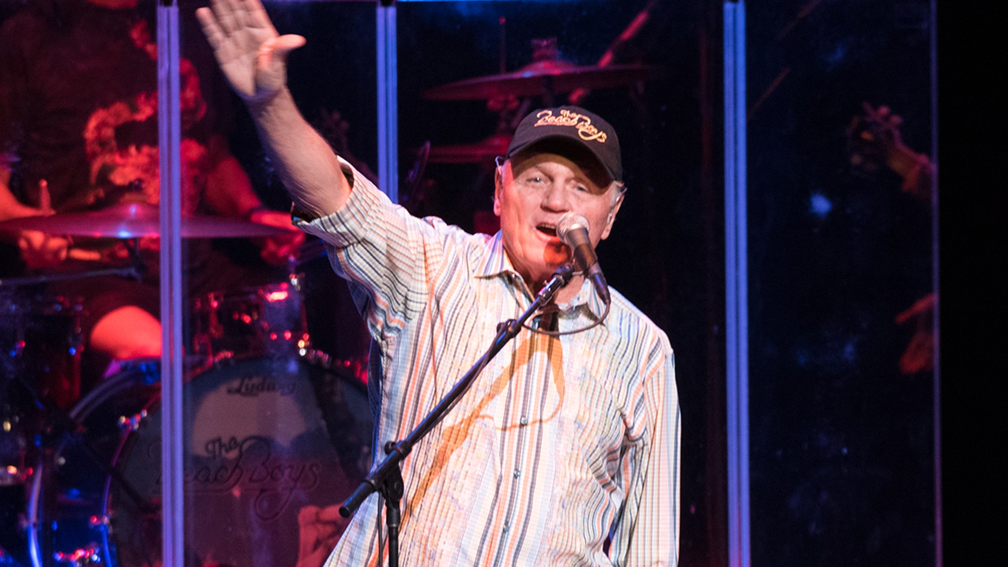 Bruce Johnston se retira de los Beach Boys después de 61 años