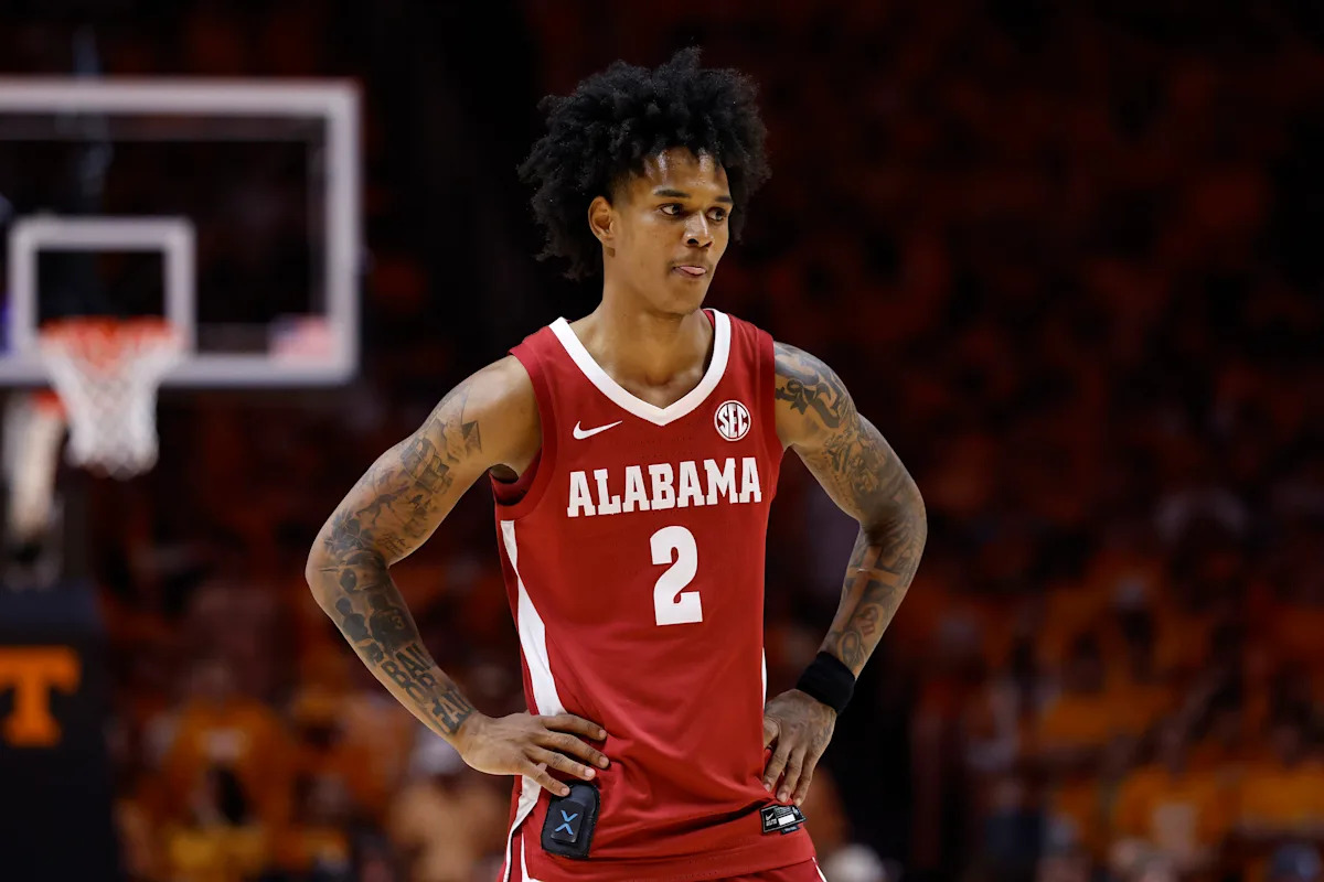 El abogado de Aden Holloway dice que el guardia espera regresar a Alabama para la temporada 2026-27 después de su arresto por cargos de drogas.
