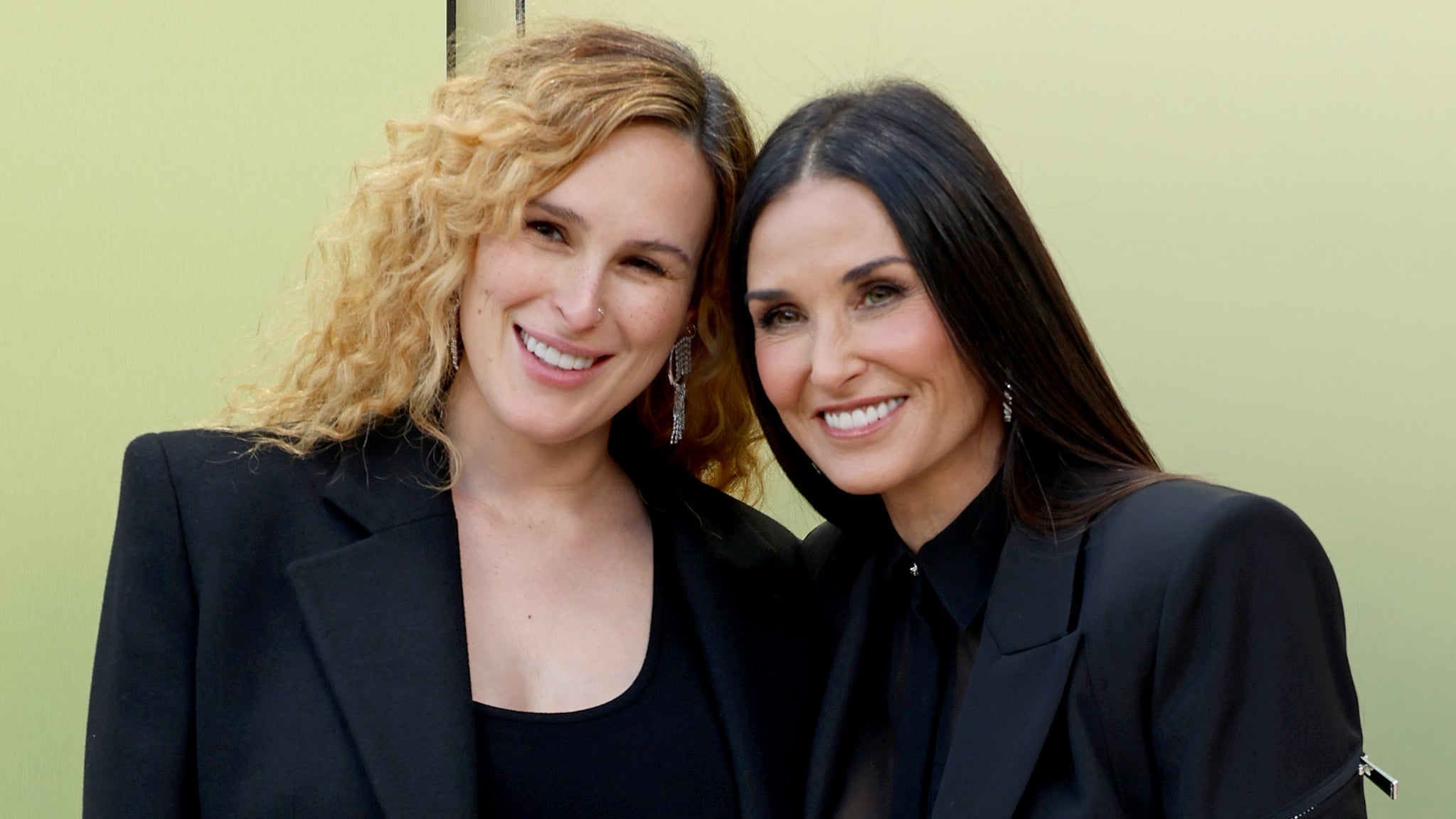 Demi Moore llamada MENTIROSA por el papá bebé de Rumer Willis