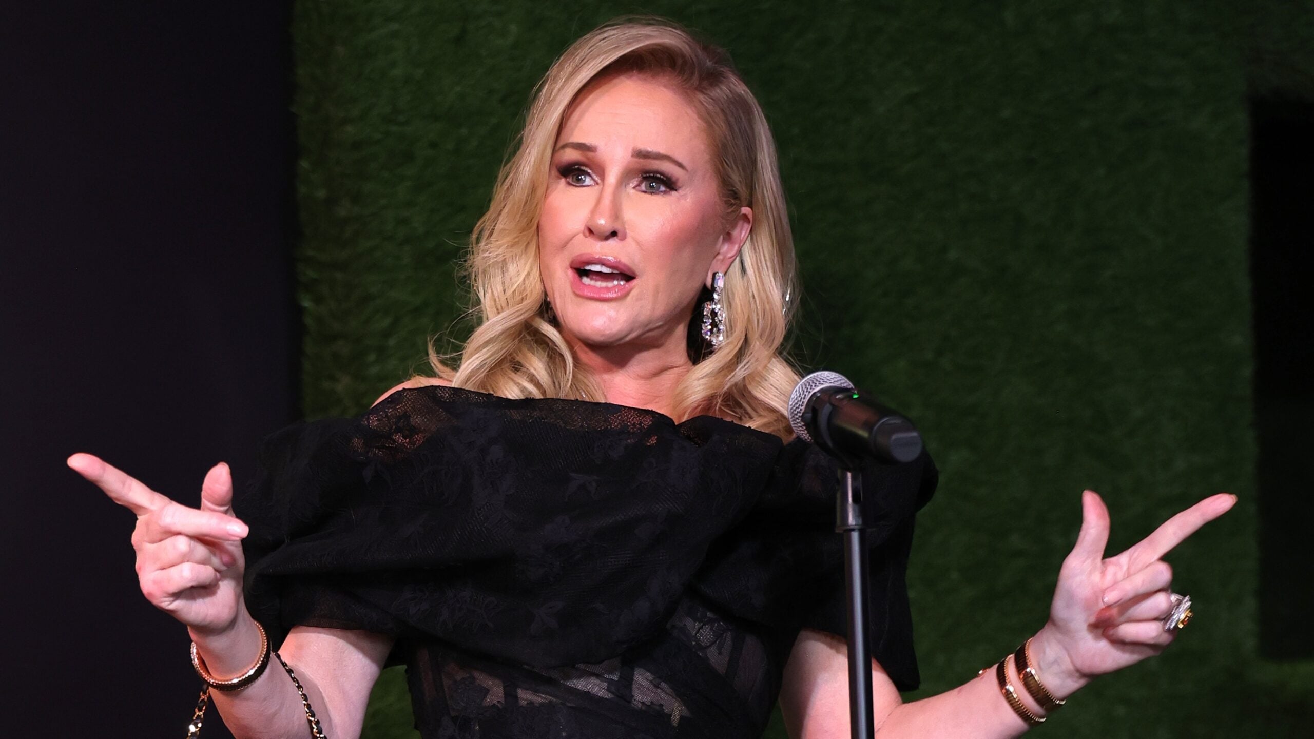 Kathy Hilton se retira del WeHo Pride Parade después de una reacción violenta