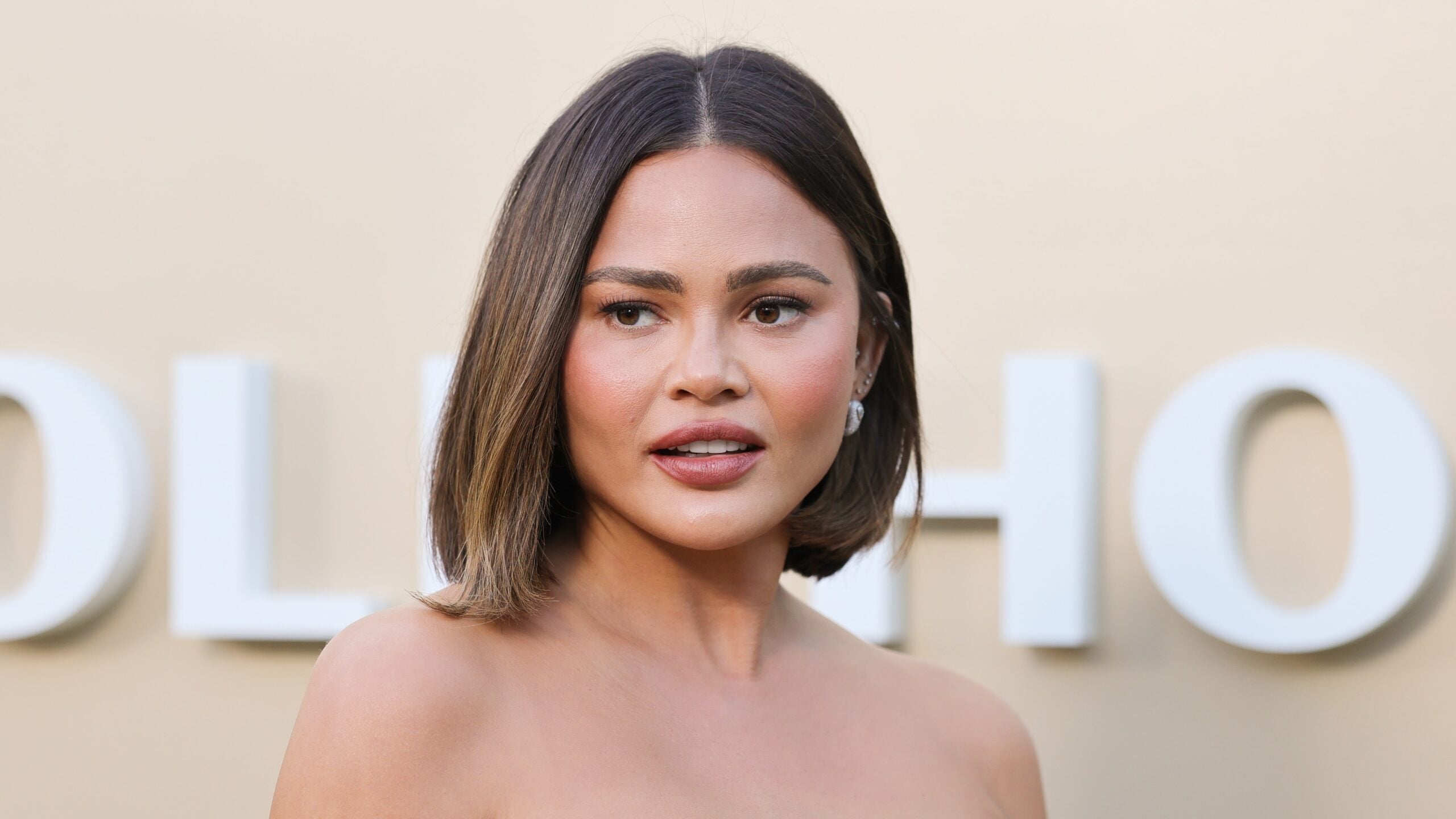 Chrissy Teigen provoca reacciones violentas con fotos del funeral después de la muerte de su padre