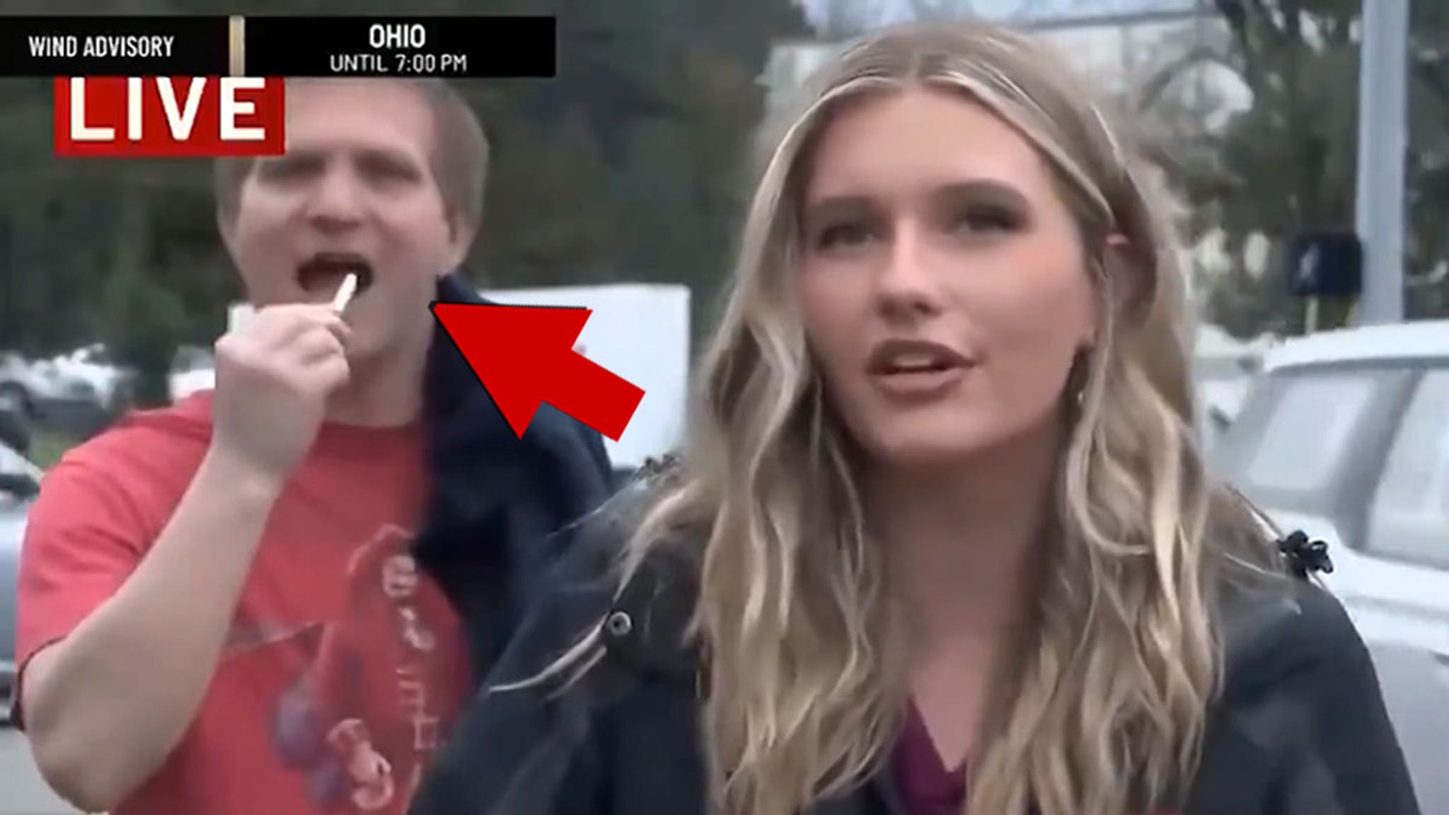 Un hombre aparece masticando un cigarrillo encendido en directo por televisión durante la visita de Donald Trump a Ohio