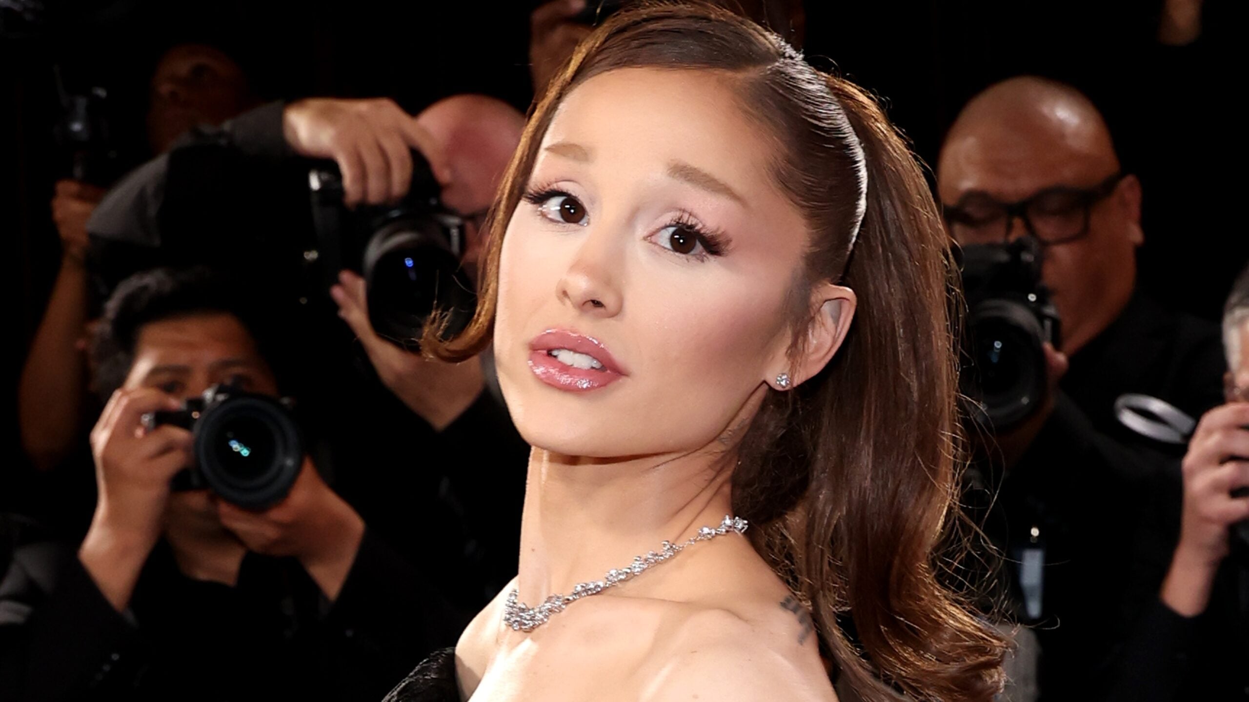 Ariana Grande está saliendo con su ex después de la separación de Ethan Slater