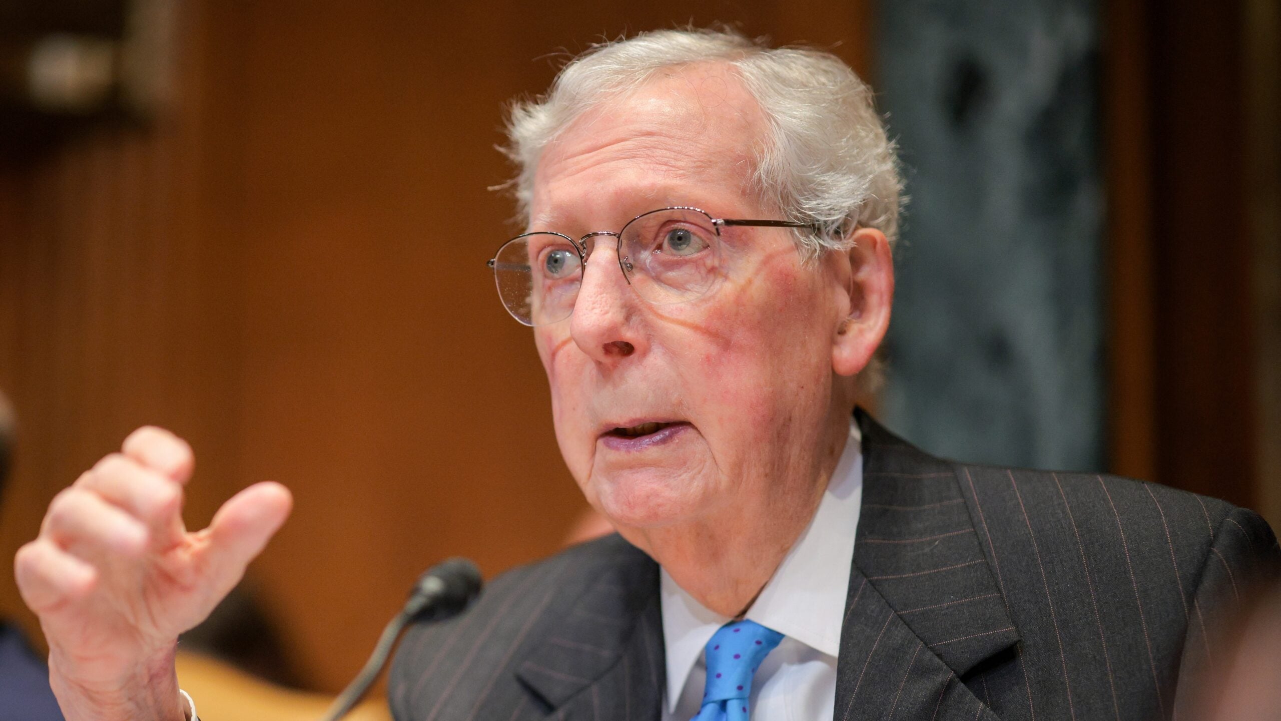 Mitch McConnell siendo llevado a una ambulancia en un video escalofriante