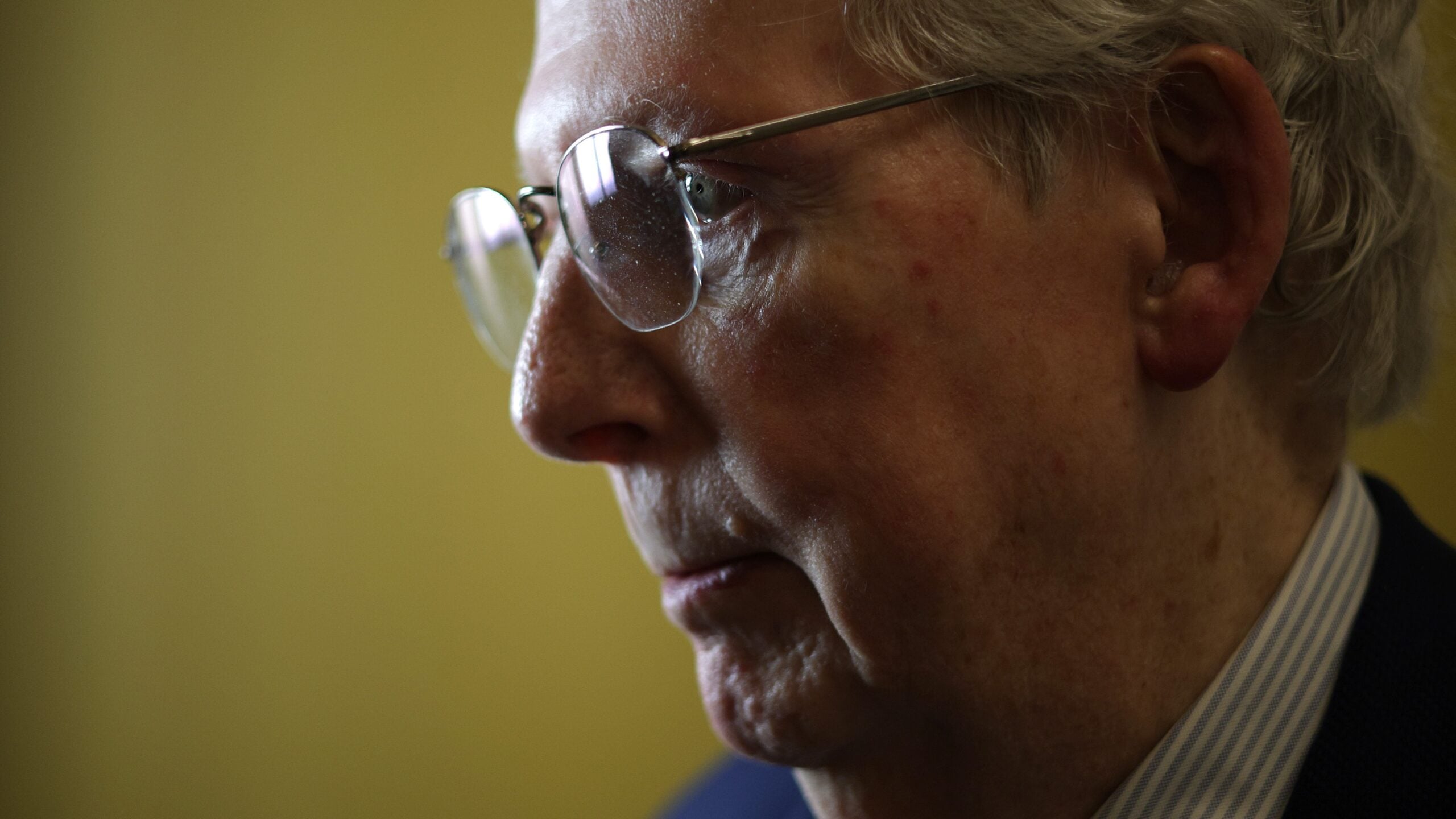 La foto ‘Prueba de vida’ de Mitch McConnell invita a la duda y al ridículo