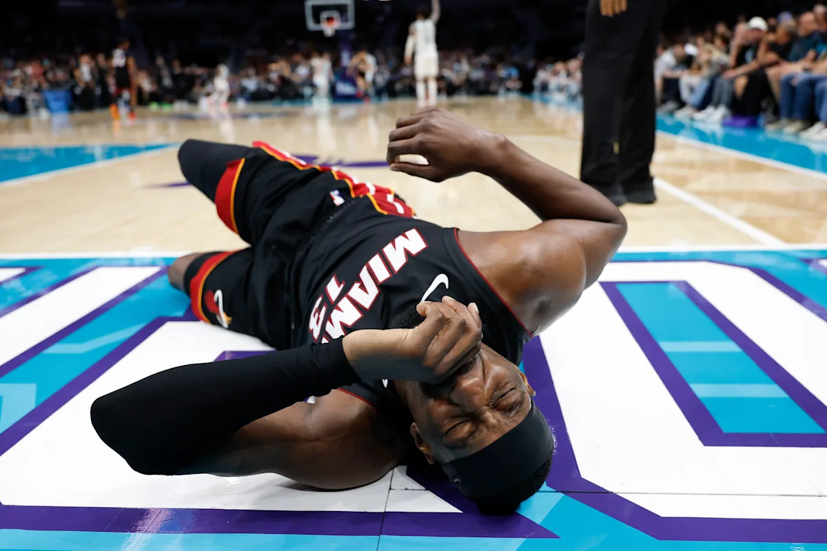 Play-in de la NBA: Bam Adebayo del Heat se marcha con una lesión en la espalda después de que LaMelo Ball de los Hornets se agarrara el tobillo durante una caída al suelo