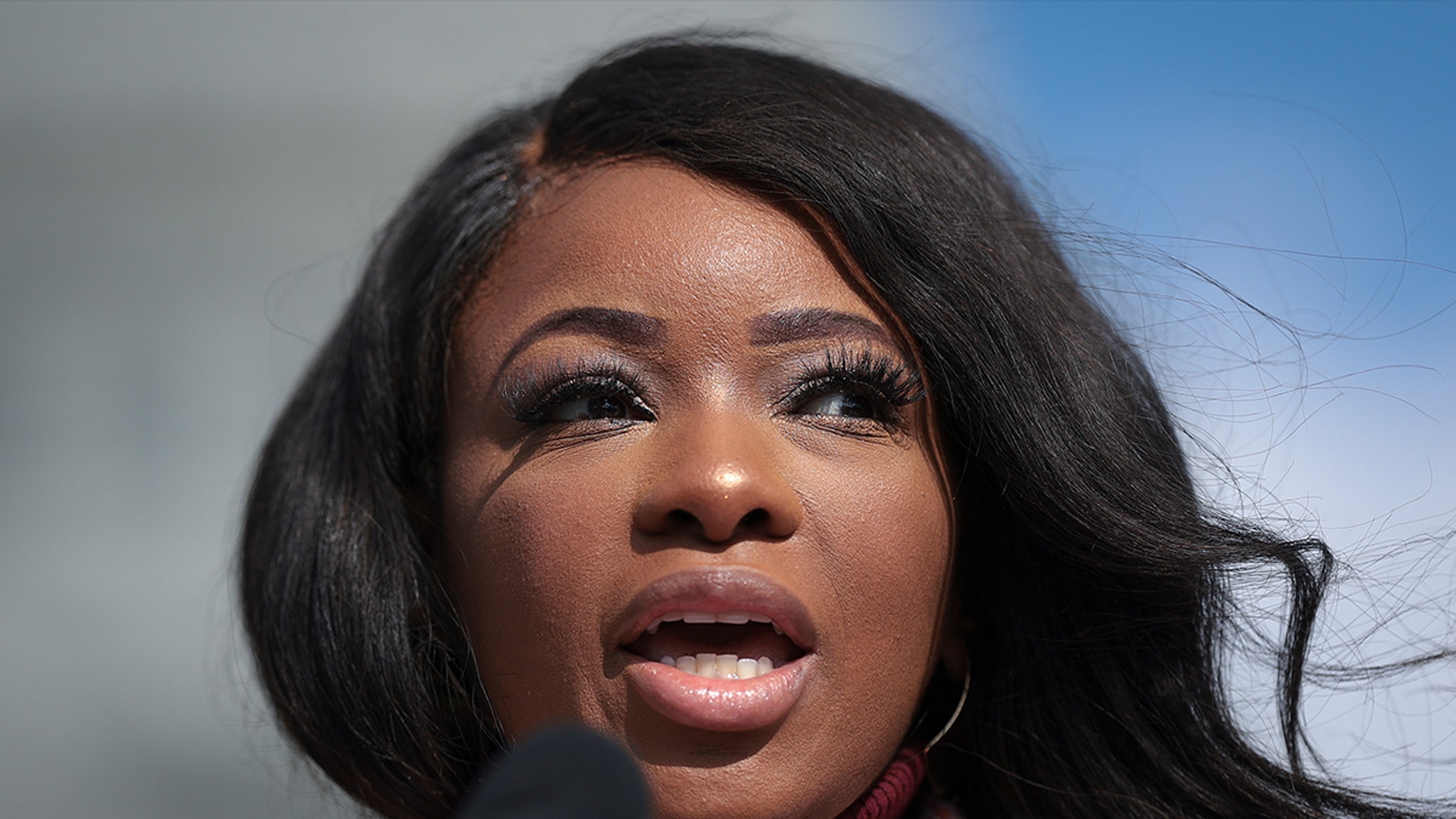 Según informes, la policía disparó contra el guardia de seguridad de la representante estadounidense Jasmine Crockett