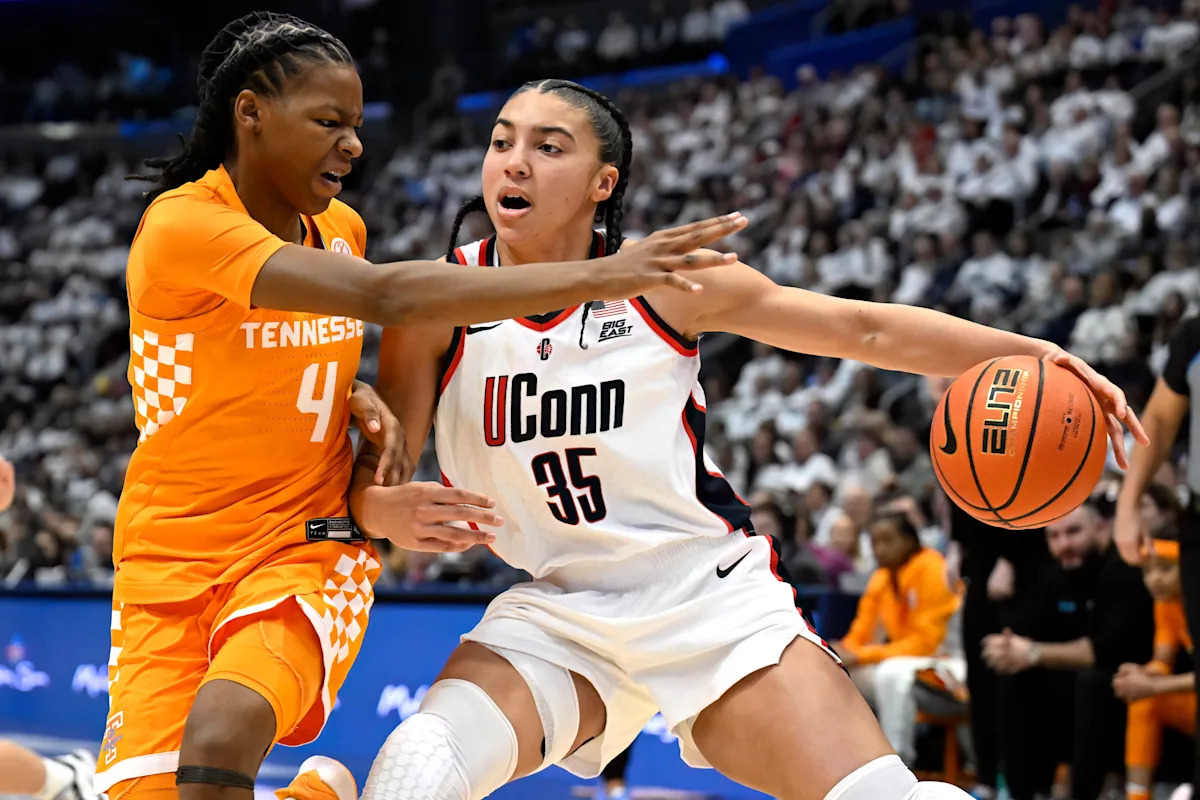 El No. 1 UConn abre y cierra el juego contra el No. 15 Tennessee en un arrebato de 30 puntos para mejorar a 23-0