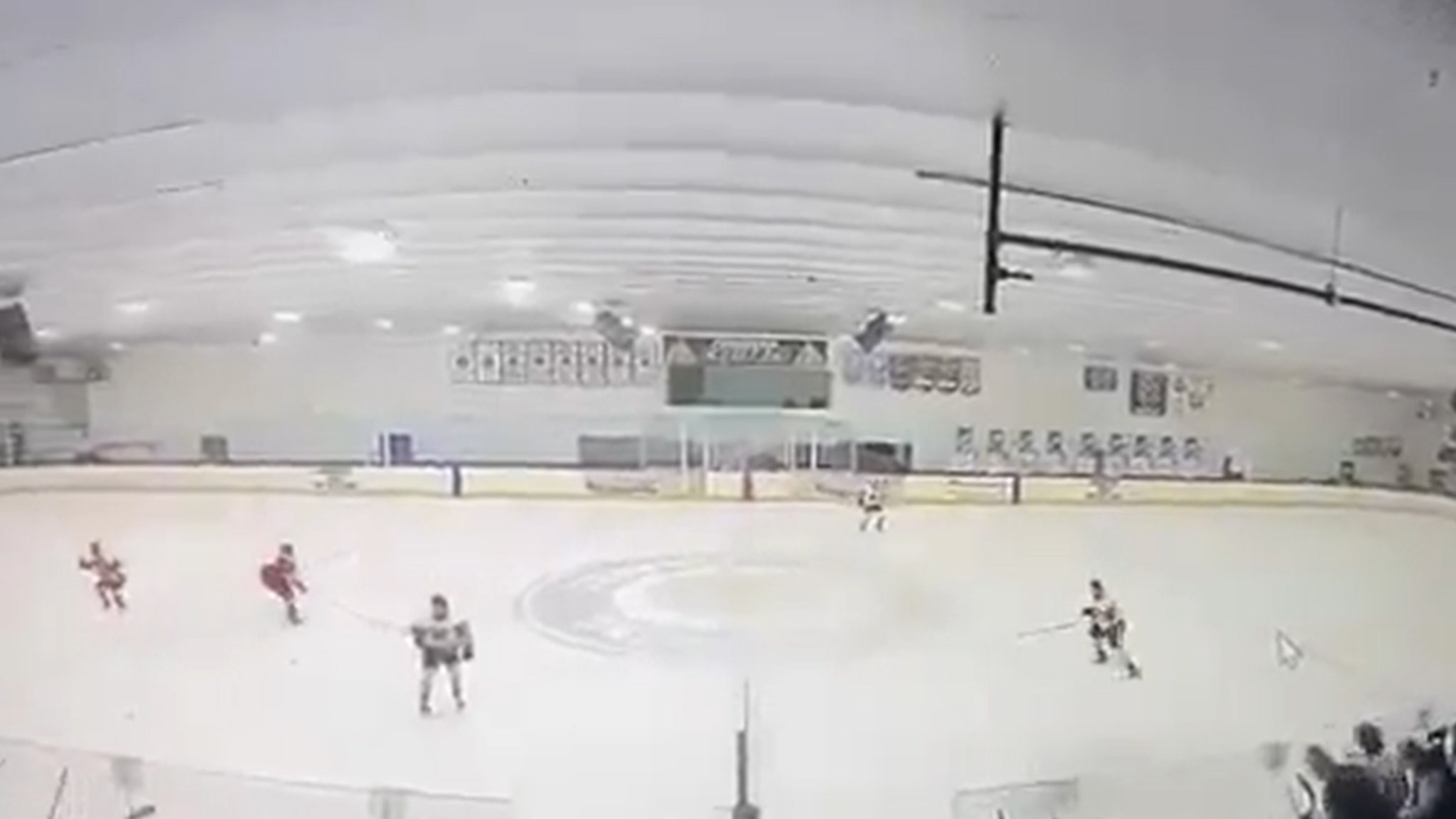 Video muestra a jugadores de hockey y fanáticos corriendo para cubrirse después de disparos durante el juego