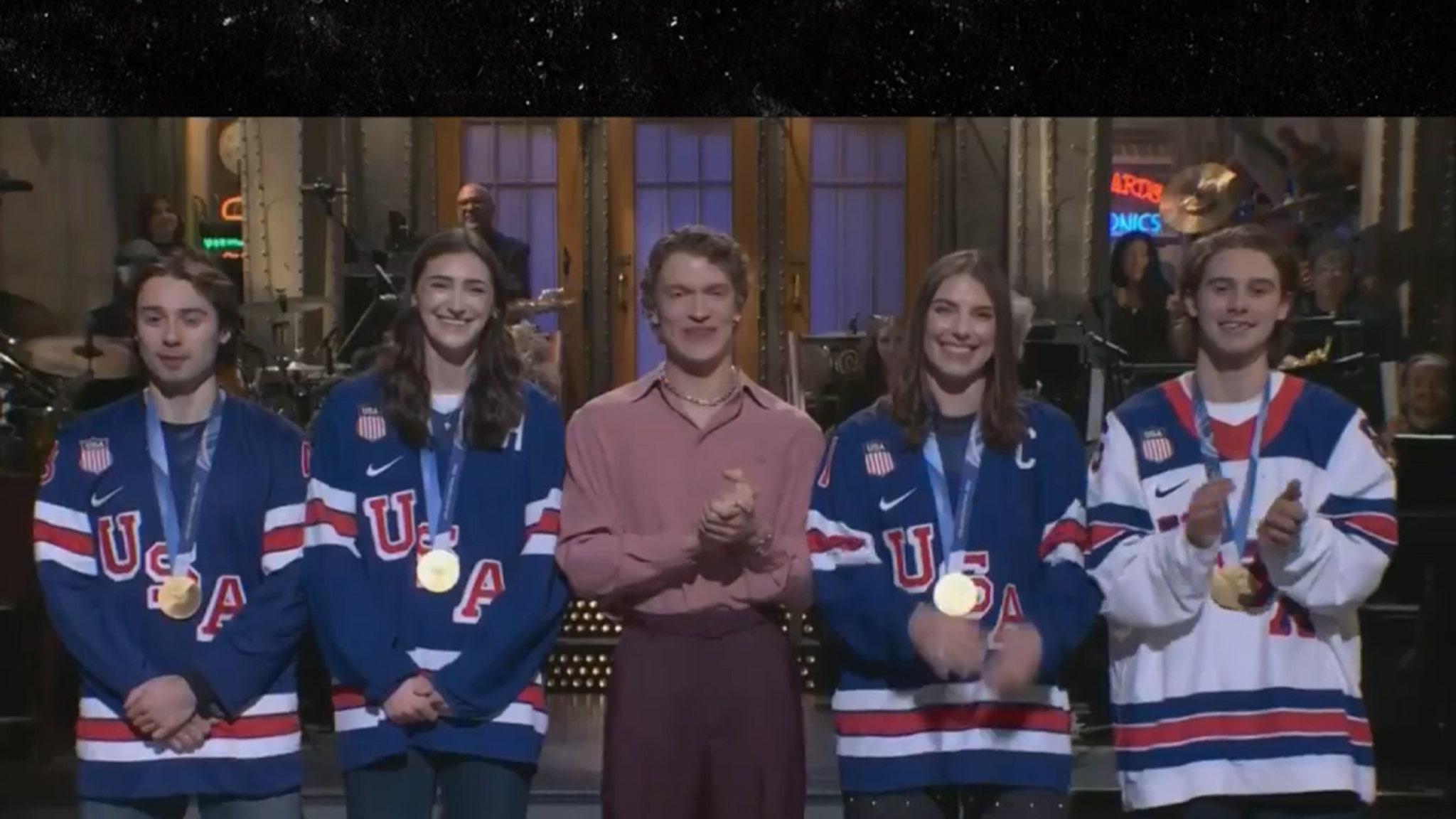 Las estrellas del hockey femenino estadounidense hacen sombra al presidente Trump en ‘SNL’