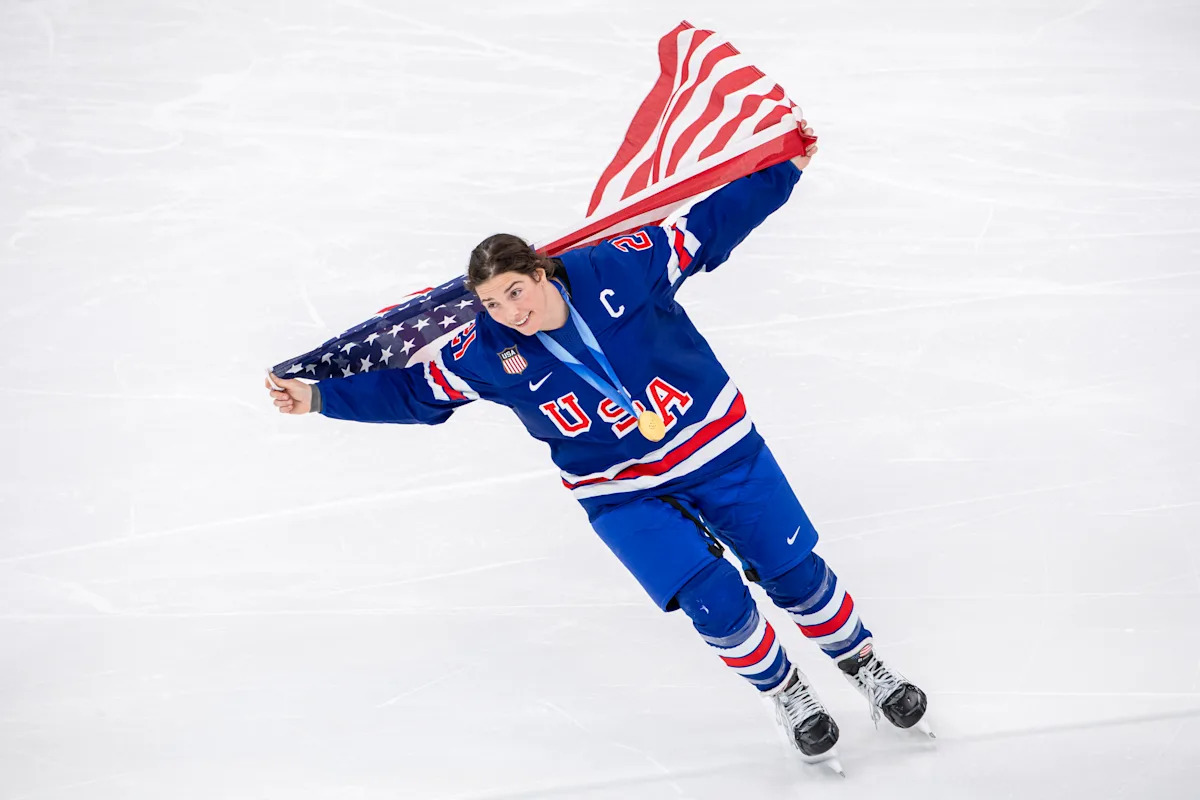 El cuarteto de estrellas del hockey del equipo de EE. UU. interrumpe el monólogo de SNL del actor de ‘Rivalidad acalorada’ y bromea sobre la invitación de Trump