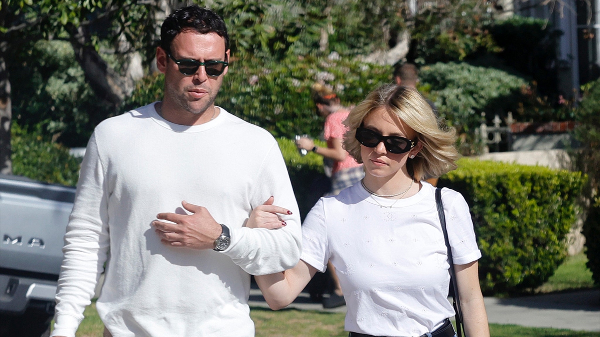 Sydney Sweeney y Scooter Braun salen a caminar por Los Ángeles