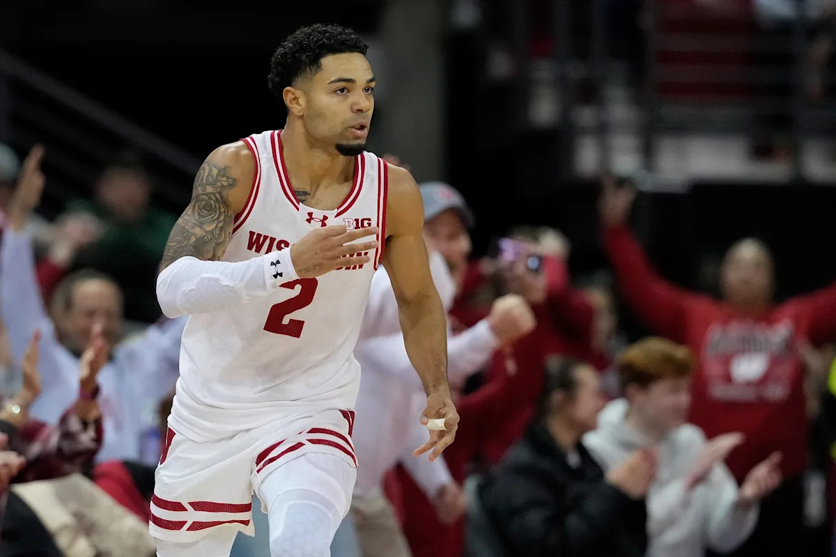 Wisconsin lanza 15 triples y obtiene su tercera victoria entre los 10 primeros de la temporada, superando al No. 10 Michigan State.