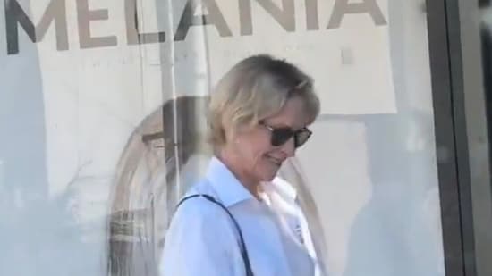 Mujer filmada desfigurando cartel del documental “Melania” en Los Ángeles | Video