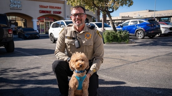 El cachorro abandonado del aeropuerto ‘Jet Blue’ encuentra un nuevo hogar con un oficial de policía de Las Vegas