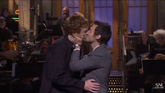 ¿Qué es el queerbaiting? Harry Styles responde a acusaciones en SNL y besa a Ben Marshall | Mira el vídeo
