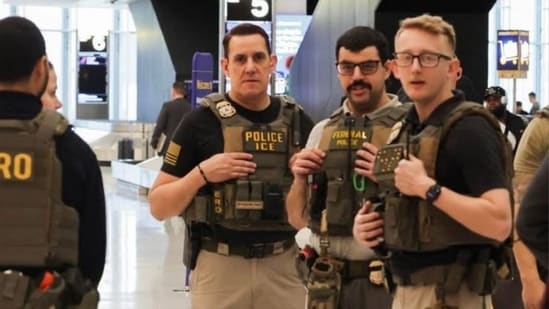 Meme viral de agentes de ICE en el aeropuerto JFK arrasa en las redes sociales: “Mira estas caras…”