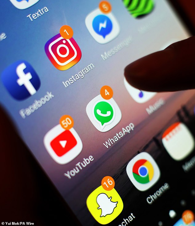 No son sólo los niños los que son adictos a las redes sociales… uno de cada cinco admite ahora ser adicto a Facebook e Instagram, y eso también les preocupa