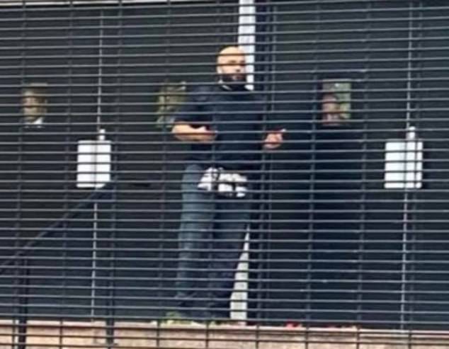 Un hombre ha sido arrestado en relación con el ataque terrorista a la sinagoga de Manchester que mató a dos personas inocentes.