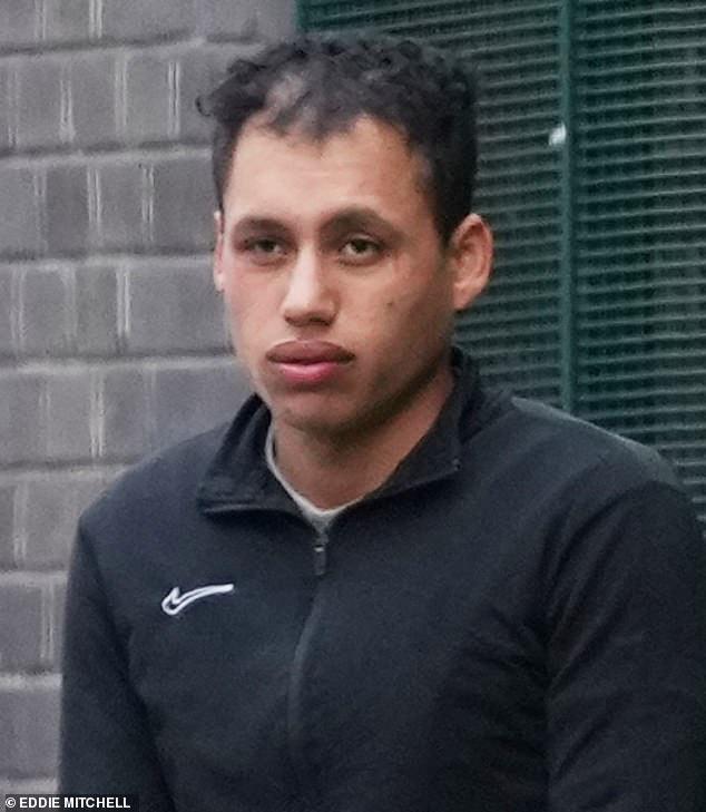 Una mujer que fue “violada en grupo por tres refugiados en Brighton Beach” rompió a llorar cuando dijo ante el tribunal que “toda su vida” había sido destruida.