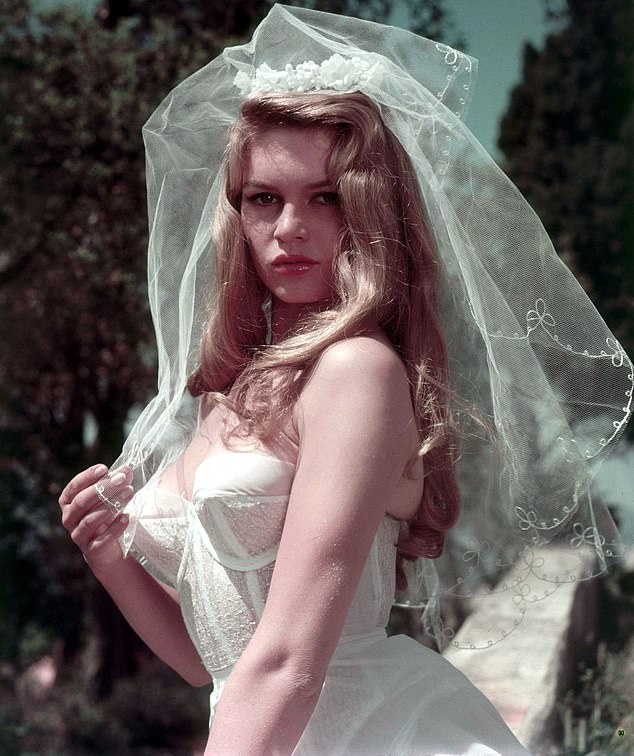 La complicada vida amorosa de Brigitte Bardot: cómo la ‘búsqueda de pasión’ de la leyenda de la actuación francesa desencadenó sus cuatro matrimonios y aventuras con coprotagonistas de Hollywood