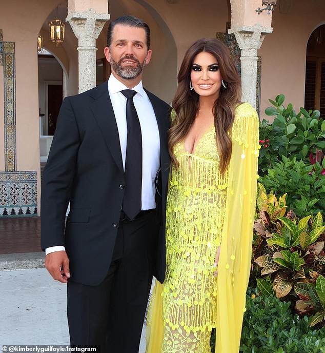 Mientras Kimberly Guilfoyle bebe en un bar gay-friendly en una playa griega… Trump la expone con moretones recientes que hacen que los conocedores se queden boquiabiertos: ‘Ya no nos lo creemos’