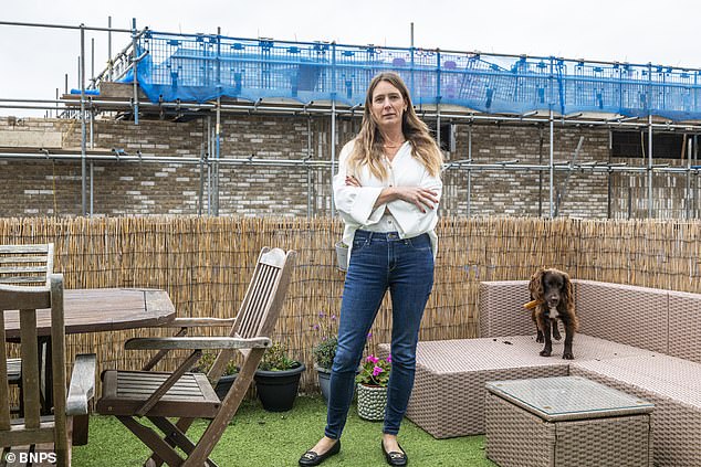 Una madre cuya vista al mar estaba bloqueada por un muro ilegal se sorprendió de que el ayuntamiento respaldara al promotor que lo construyó.