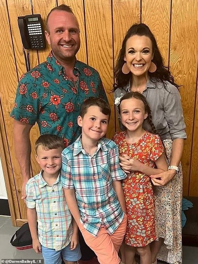 Una aspirante a gobernadora de Illinois recuerda el momento desgarrador que tuvo al decirle a su nieto que los padres y hermanos de un niño habían muerto en un accidente de helicóptero.