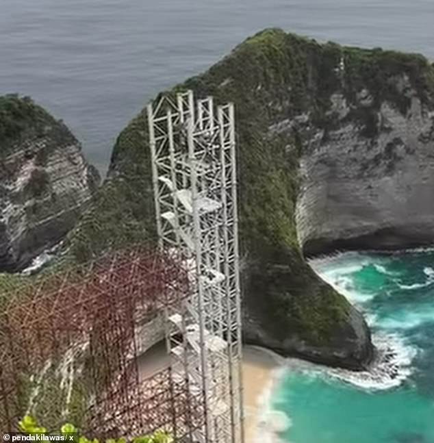 103537733-15323615-Construction_of_a_giant_glass_elevator_at_Kelingking_Beach_in_Nu-m-2_1764057025602.jpg