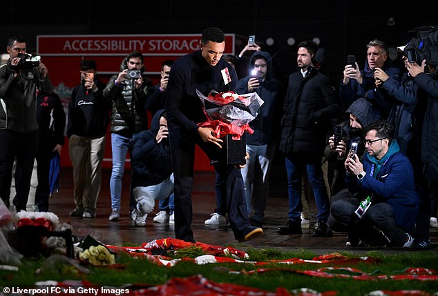 Trent Alexander-Arnold comparte noticias desgarradoras para Diogo Jota mientras coloca una corona de flores en memoria de su excompañero en su regreso a Liverpool.