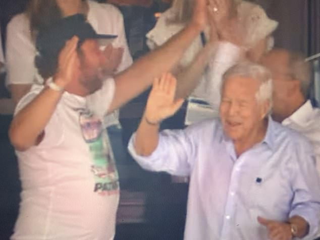 Dave Portnoy rompe el silencio después de ser trolleado por su ‘barriga de pizza’ en una foto viral con el dueño de los Patriots, Robert Kraft
