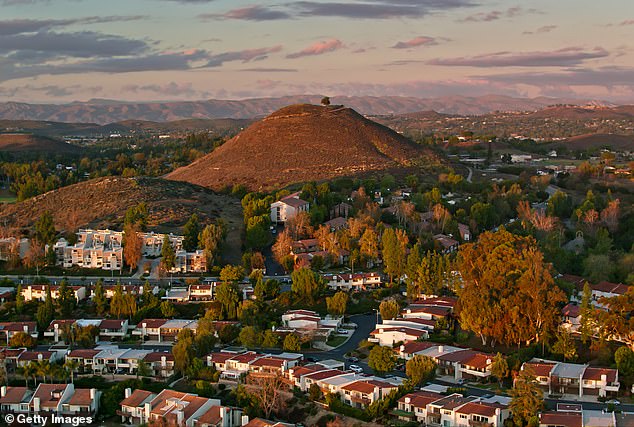 Un hermoso vecindario con una de las poblaciones más antiguas de Estados Unidos ofrece una visión escalofriante de lo que sucede cuando los jóvenes ya no pueden permitirse una casa.