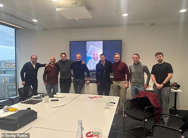 Mykhailo Mudryk luce una nueva apariencia mientras la estrella prohibida del Chelsea reaparece por primera vez en meses, y el director de la Organización Mundial Antidopaje ofrece una actualización sobre el caso de drogas.