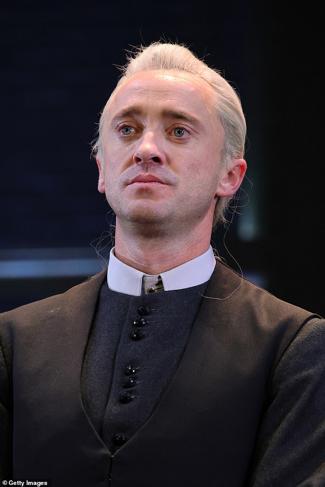 El mago de confianza de JK Rowling, Tom Felton, continúa apoyándola en su emotivo debut en Broadway. Entonces, ¿quién más está del lado del escritor y quién le ha dado la espalda a la mujer que hizo su carrera?