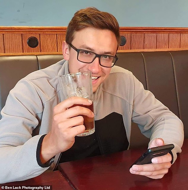 El jardinero, de 23 años, murió en su último día de trabajo cuando el cortacésped en el que viajaba le cayó encima.