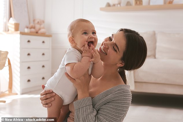 REVELADO: Los primeros nombres de bebés en Inglaterra y Gales Muhammad encabeza la lista de niños por tercer año consecutivo y Olivia es el nombre de niñas más popular