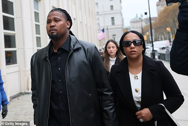 La estrella de la MLB, Luis Ortiz, se declara inocente de manipulación de lanzamientos mientras su compañero está a su lado en un tribunal de Brooklyn.