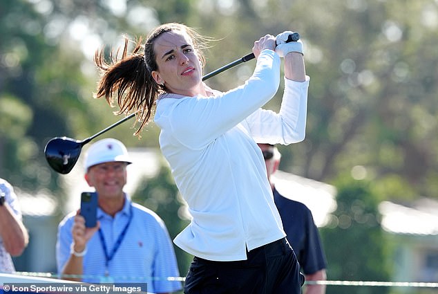 La policía se lleva a un fanático anciano molesto después de afirmar ser novio de la estrella de la WNBA Sophie Cunningham en un evento de golf de celebridades.