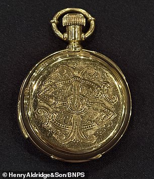 Un reloj de bolsillo de oro del Titanic recuperado del cuerpo de uno de sus pasajeros más ricos (que costará un millón de libras esterlinas) detuvo el tiempo a las 2:20 de la madrugada, el momento en que el barco desapareció en el agua.