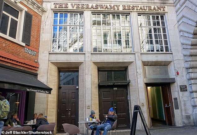 Los grandes chefs Raymond Blanc y Michel Roux Jr han expresado su indignación por los planes de Crown Estate de convertir el restaurante indio más antiguo de Gran Bretaña en oficinas.