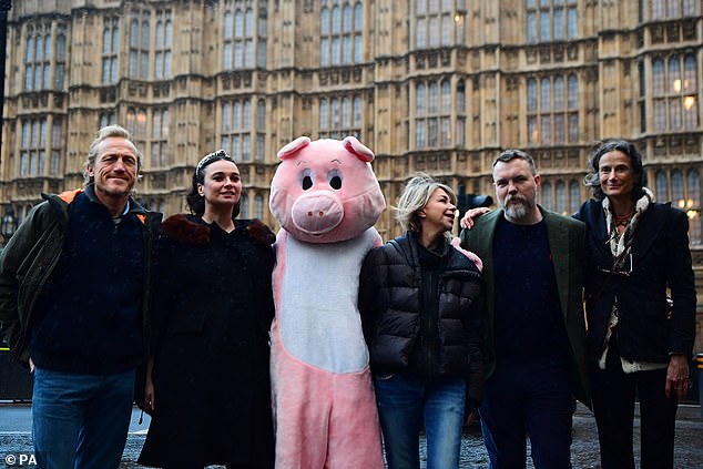 Una organización benéfica de derechos animales que afirma que los seguidores de Lily Allen, Hugh Grant y Sting difunden una conspiración antisemita y culpan a los ‘sionistas’ por el Holocausto, el 11 de septiembre y la guerra en Ucrania.