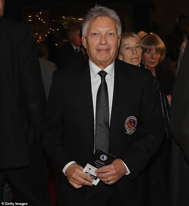 El legendario periodista deportivo del Salón de la Fama, Larry Brooks, ha muerto a la edad de 75 años: le llegan homenajes tras su batalla contra el cáncer.