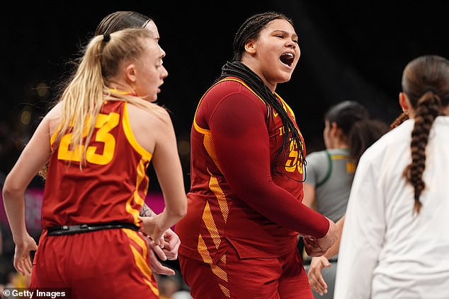 La estrella del baloncesto universitario Audi Crooks pierde 43 puntos en 20 minutos a pesar de vomitar en mitad del juego